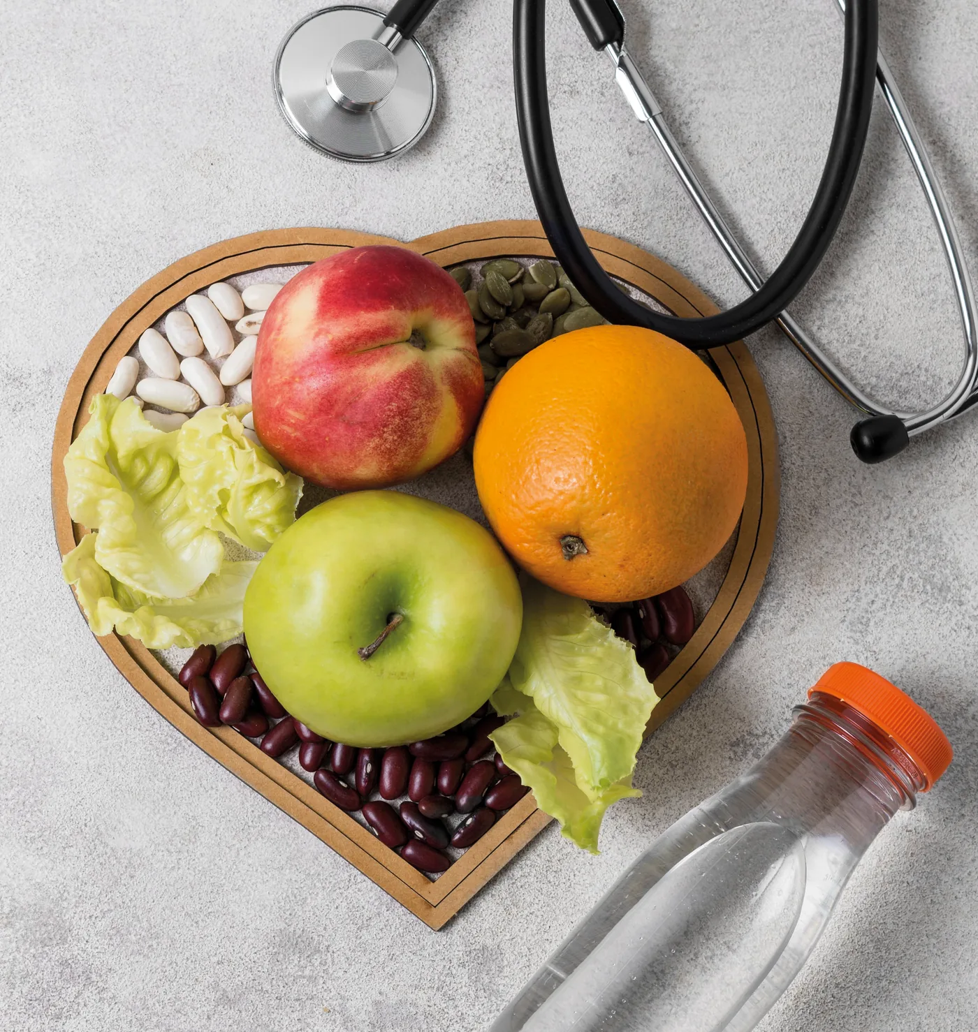 Frutas e estetoscópio sobre a mesa